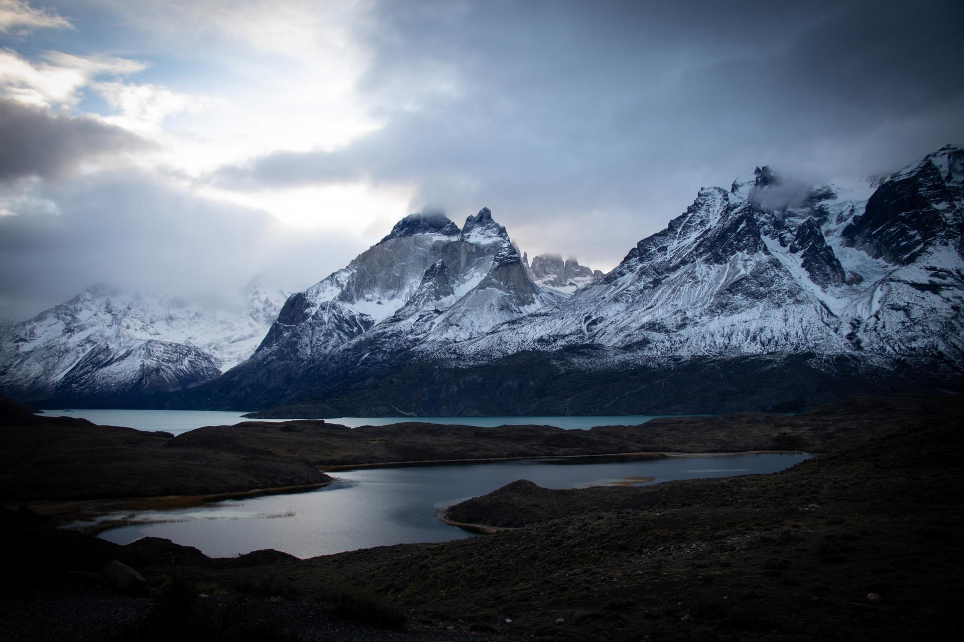 Lago y montañas bajo un cielo dramático