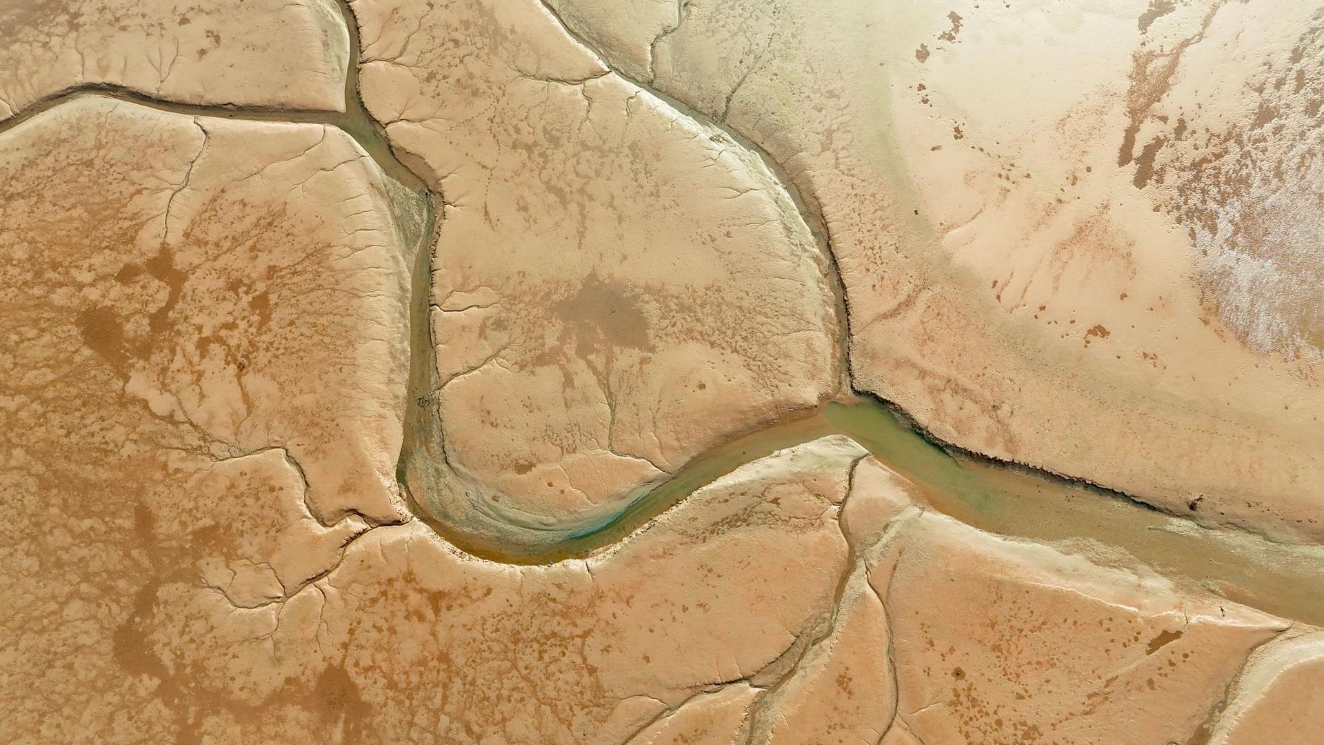 Vista aérea de un cauce seco en el desierto