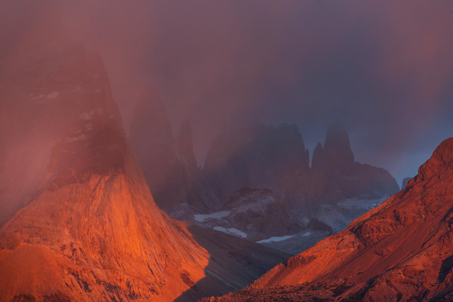 Cerros rojos entre la niebla