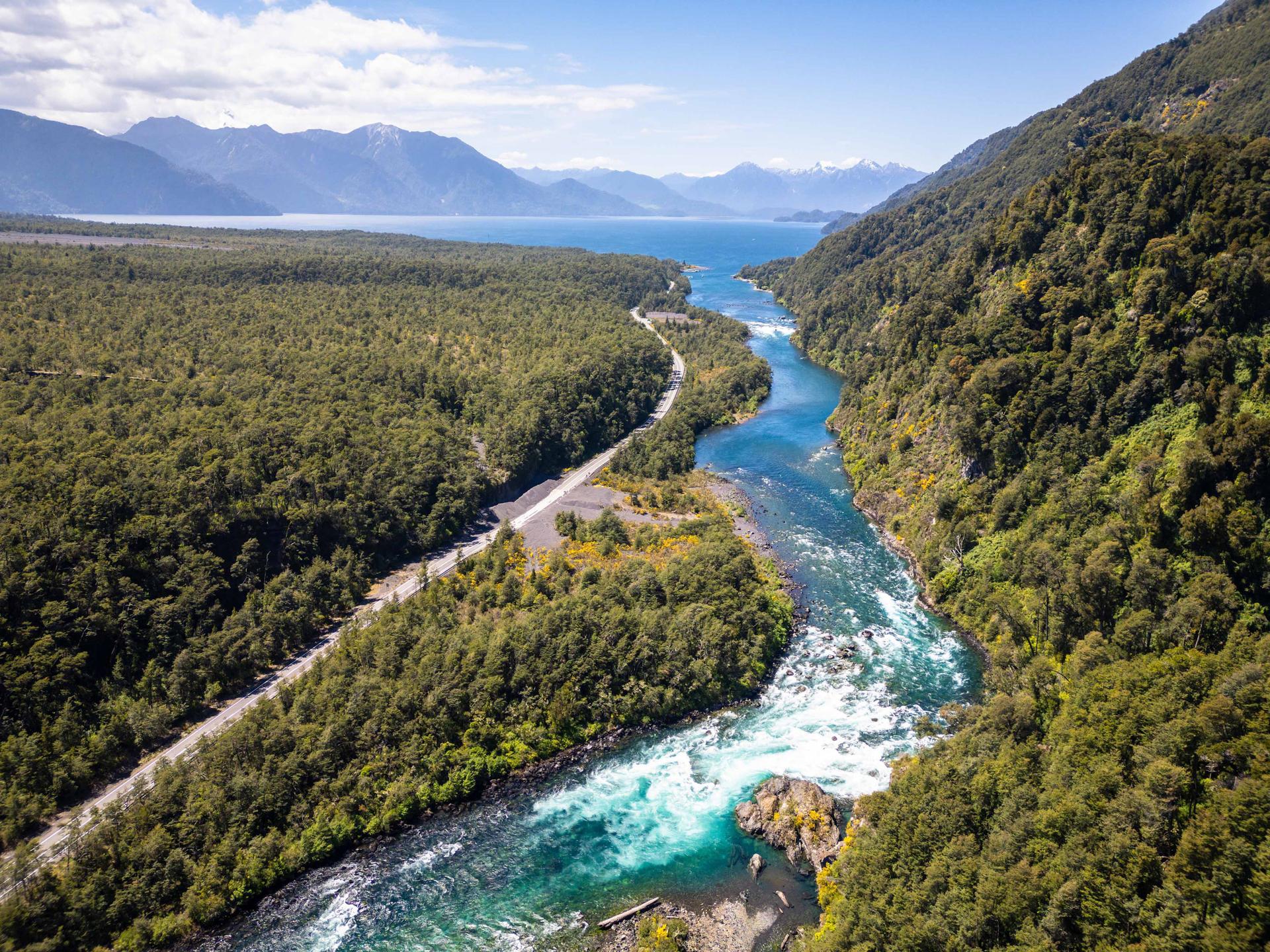 Vista aérea de un río de aguas turquesas